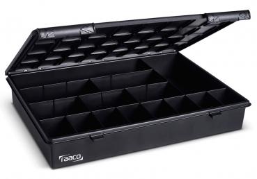 Das Bild zeigt eine schwarze Kunststoffbox mit Klappdeckel. Innen sind kleine Fächer angeordnet, um verschiedene Gegenstände zu organisieren. Die Box hat ein schlichtes Design.