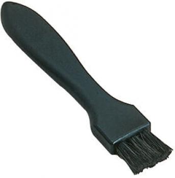Das Bild zeigt eine schwarze Bürste mit einem langen, gebogenen Griff und weichen Borsten. Die Borsten sind flach und schmal, ideal zum Reinigen oder Auftragen von Farbe.
