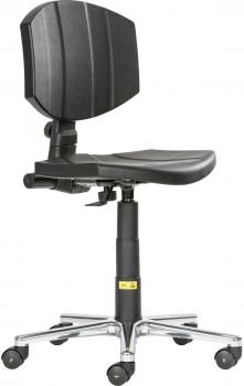 Das Bild zeigt einen schwarzen Bürostuhl mit einer schlichten, ergonomischen Form. Er hat eine Rückenlehne, eine gepolsterte Sitzfläche und rollbare Beine. Die Höhe ist verstellbar.