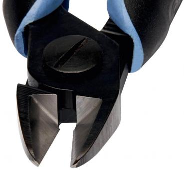 Das Bild zeigt eine Zange mit einem schwarzen Kopf und blauen Griffen. Die Schneide ist scharf und spitz zulaufend, ideal zum Schneiden von Drähten oder kleinen Gegenständen.