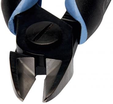 Das Bild zeigt eine Zange mit einer scharfen, V-förmigen Schneide. Der Griff ist schwarz mit blauen Gummielementen für besseren Halt. Die Zange ist robust und metallisch glänzend.