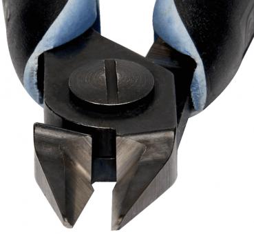 Das Bild zeigt eine Zange mit einem geschlossenen Kopf. Die Schneiden sind schräg und spitz zulaufend, mit einem zentralen Drehpunkt. Der Griff ist ergonomisch und blau.