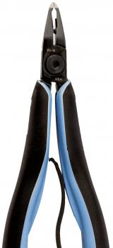 Das Bild zeigt eine Zange mit spitzen, schmalen Spitzen. Der Griff ist ergonomisch geformt und eine Mischung aus schwarzem und blauem Kunststoff. Sie eignet sich gut für präzises Arbeiten.