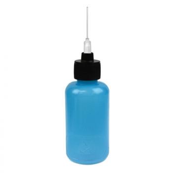 Es handelt sich um eine durchsichtige, blaue Kunststoffflasche mit einem schwarzen Deckel. Oben ragt ein schmaler, langer Spritzdüsenaufsatz heraus.