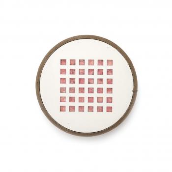 Das Bild zeigt eine runde, flache Fläche mit einem weißen inneren Bereich, der 16 kleine, rote Quadrate in einem 4x4-Muster enthält. Der äußere Rand ist braun.