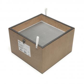 Das Bild zeigt eine quadratische, braune Aufbewahrungsbox aus Pappe. Oben ist ein Gitter sichtbar, mit einem kleinen Griff auf der Seite. Die Box hat eine schlichte, funktionale Form.