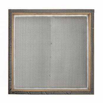 Das Bild zeigt einen quadratischen Rahmen aus Holz und Metall. Die Innenseite ist mit einem feinen, schwarzen Netz gewebt, das kleine Öffnungen aufweist. Der Rahmen wirkt robust.