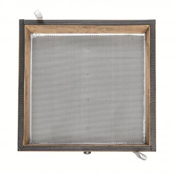 Das Bild zeigt einen quadratischen Holzrahmen mit einem feinen, grauen Metallgitter in der Mitte. Der Rahmen hat eine einfache, rustikale Ausführung. An einer Seite ist ein kleines Band angebracht.