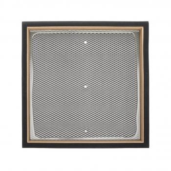 Das Bild zeigt ein quadratisches Gitter mit feinen Maschen. Es ist in einen schwarzen Rahmen eingefasst, umgeben von einem schmalen Holzrand. Es hat zwei kleine Löcher in der Mitte.