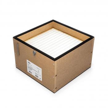 Das Bild zeigt eine quaderförmige, braune Box mit einer glatten, weißen Oberseite, die in gleichmäßige Reihen unterteilt ist. Die Box hat eine rechteckige Form und eine einfache metallene Grifföffnung.