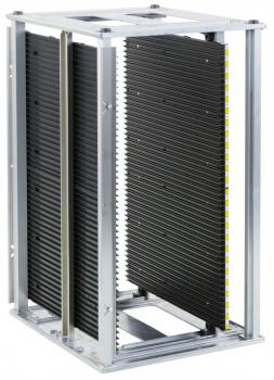 Das Bild zeigt eine rechteckige Struktur aus Metall mit vertikalen, schwarzen Lamellen. Diese sind an einem Gestell befestigt, das stabil und geradlinig ist. Die Lamellen sind teilweise beweglich.