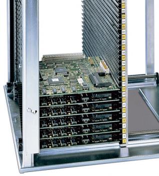 Das Bild zeigt einen offenen Server oder Computer. Innen sind mehrere grüne Leiterplatten (PCBs) übereinander gestapelt, dazu kommen silberne, vertikale Kühlrippen zum Einsatz. Die Struktur ist metallisch und rechteckig.