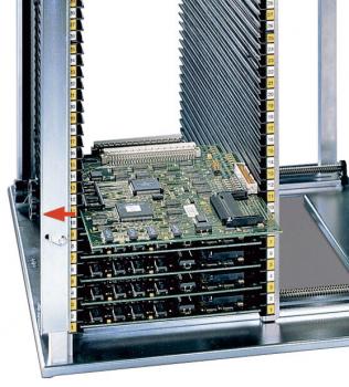 Das Bild zeigt einen vertikalen Computer-Rack mit mehreren grün gestrichenen Platinen. Die Platinen sind in einem Metallgehäuse gestapelt, versehen mit mehreren Anschlüssen und Steckplätzen.