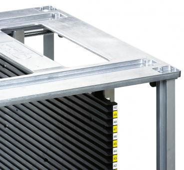 Das Bild zeigt einen Metallrahmen mit einer flachen Oberfläche und einer vertikalen Anordnung von schwarzen, geriffelten Platten. Auf der linken Seite sind nummerierte Markierungen sichtbar.