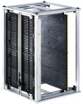 Das Bild zeigt eine rechteckige, metallene Struktur mit zwei vertikalen, schmalen Panels aus schwarzem Kunststoff. Diese sind mit mehreren horizontalen Rillen gestaltet.