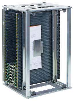 Das Bild zeigt einen offenen, rechteckigen Rack mit vielen vertikalen Schienen. An den Seiten sind schwarze Platten angeordnet, die verschiedene Geräte halten könnten.