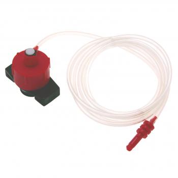 Das Bild zeigt eine rote Pumpe mit einem transparenten Schlauch, der vom Pumpengehäuse ausgeht. Am Ende des Schlauchs befindet sich ein rotes Anschlussstück. Die Pumpe hat eine quadratische Basis.