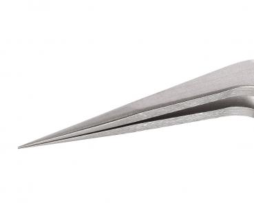 Das Bild zeigt eine spitze, metallische Pinzette. Sie hat zwei schmale, parallel verlaufende Enden, die sich an der Spitze treffen. Die Oberfläche ist glatt und glänzend.