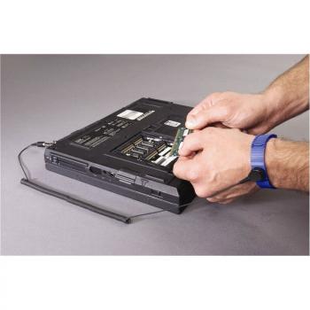 Das Bild zeigt einen Laptop von der Unterseite. Eine hand greift nach einem Bauteil, das aus dem Laptop herausgenommen wird. Der Laptop ist schwarz, mit sichtbaren Anschlüssen.