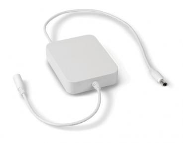 Das Bild zeigt ein rechteckiges, weißes Zubehörteil mit abgerundeten Kanten. An einem Ende befindet sich ein Kabel, das in einen Stecker übergeht, während das andere Ende offen bleibt.
