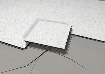 Das Bild zeigt einen Bodenbelag aus hellen, marmorierten Platten. Eine Platte ist leicht verschoben und über einer Rissstelle im Untergrund platziert. Der Untergrund ist grau.