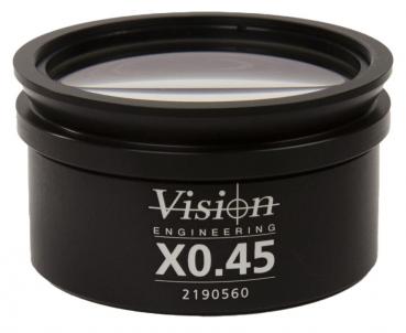 Das Bild zeigt ein schwarzes Objektiv oder eine Linse in einem runden Gehäuse. Auf der Vorderseite steht "Vision Engineering X0.45" und eine Zahlenkombination. Die Oberfläche ist glatt und glänzend.