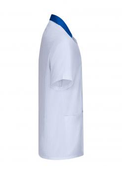 Das Bild zeigt ein kurzes, weißes Oberteil mit einem blauen Kragen. Es hat kurze Ärmel und eine Brusttasche auf der linken Seite. Das Design ist schlicht und funktional.
