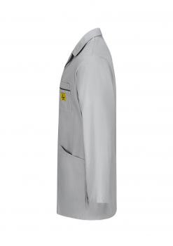 Das Bild zeigt eine graue, langärmlige Arbeitsjacke im seitlichen Profil. Sie hat einen steifen Kragen und eine Brusttasche mit einem gelben Emblem. Der Stoff wirkt glatt und robust.