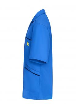 Das Bild zeigt ein blaues, kurzärmliges Hemd. Es hat einen kragenlosen Ausschnitt und eine seitliche Tasche. Auf der Brust ist ein kleines gelbes Logo aufgenäht.