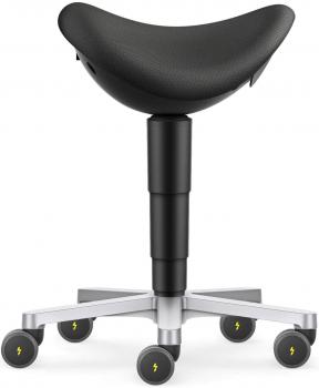 Das Bild zeigt einen ergonomischen Bürostuhl mit einer Sattelform. Er hat eine schwarze Sitzfläche, einen verstellbaren schwarzen Fuß und fünf Rollen mit gelben Akzenten.