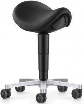 Der Stuhl hat eine ergonomische, schalenartige Sitzfläche in Schwarz, eine mittlere Höhenverstellung und rollbare Füße auf einem silbernen Gestell, wodurch er flexibel einsetzbar ist.