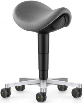 Der Stuhl hat eine ergonomische, geschwungene Sitzfläche in Grau, auf einem verstellbaren schwarzen Gestell. Er steht auf fünf Rollen, die sich leicht bewegen lassen.