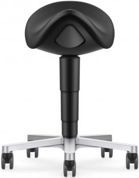 Das Bild zeigt einen ergonomischen Drehhocker. Der Sitz ist schwarz und hat eine sanfte, geschwungene Form. Der Hocker steht auf einem fünfstrahligen Fuß mit Rollen, ideal für Mobilität.
