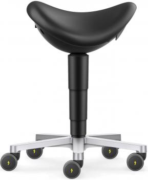 Der Stuhl hat eine schalenartige, schwarze Sitzfläche und eine verstellbare schwarze Gaslift-Säule. Er steht auf einem stabilen Metallgestell mit fünf Rollen, die elektrisch leuchten.