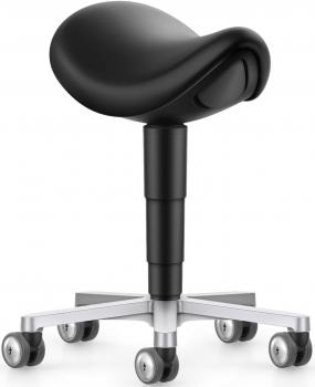Das Bild zeigt einen schwarzen Arbeitshocker auf Rollen. Die Sitzfläche ist ergonomisch geformt und hat eine geschwungene Kontur. Der Hocker hat einen verstellbaren, zylindrischen Ständer.