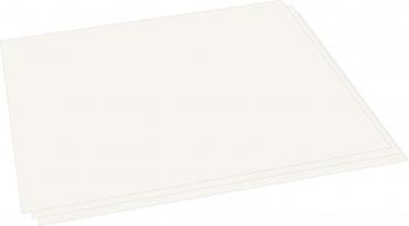 Das Bild zeigt mehrere weiße Blätter Papier, die übereinander liegen. Sie sind rechteckig und auf einer neutralen Fläche platziert. Die Oberfläche ist glatt und unbeschrieben.