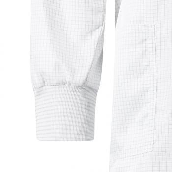 Das Bild zeigt einen Teil eines weißen Shirts mit einem feinen, karierten Muster. Der Ärmel hat ein elastisches Bündchen am Ende. Der Stoff wirkt leicht und lässig.