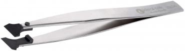 Das Bild zeigt eine metallische Pinzette mit einem flachen, schmalen Design. Die Spitzen sind leicht gebogen und aus schwarzem Material. Auf der Oberfläche befindet sich ein Logo.