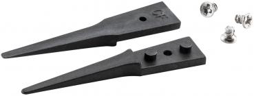 Das Bild zeigt zwei schwarze, spitz zulaufende Metallteile, die wie Klingen aussehen, zusammen mit zwei kleinen silbernen Schrauben. Die Teile sind flach und haben jeweils zwei Vertiefungen.