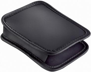 Das Bild zeigt ein schwarzes, rechteckiges Etui aus Leder mit abgerundeten Ecken. Es ist leicht geöffnet, sodass der innere, ebenfalls schwarze Bereich sichtbar ist.