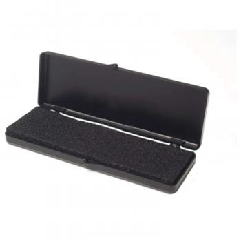 Das Bild zeigt ein schwarzes, flaches Etui, das geöffnet ist. Im Inneren befindet sich eine samtartige Fläche. Das Etui hat abgerundete Kanten und eine praktische Form für die Aufbewahrung.