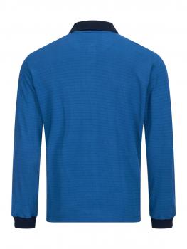 Das Bild zeigt ein langärmliges, blaues Poloshirt mit einem dunklen Kragen. Der Stoff hat eine feine, strukturierte Oberfläche und die Ärmel enden mit schmalen Bündchen.
