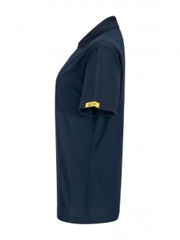 Das Bild zeigt ein navyblaues T-Shirt aus Baumwolle. Es hat einen klassischen Schnitt, kurze Ärmel und einen schlichten Kragen. An einem Ärmel befindet sich ein gelbes Etikett.