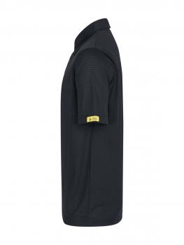 Das Bild zeigt ein schwarzes Poloshirt mit kurzen Ärmeln, einem Kragen und einem gelben Etikett an einem Ärmel. Es ist in schlanker Form und einfarbig gehalten.