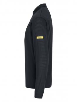 Das Bild zeigt ein schwarzes Langarmshirt aus leichtem, strukturiertem Stoff. Es hat einen Stehkragen und eine schlichte, elegante Form. An einem Ärmel befindet sich ein gelbes Logo.