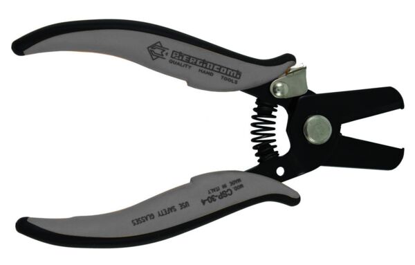 The image shows a pair of garden shears with black rubber grips and a black blade. The shears have a spring mechanism and look handy, ideal for cutting work.