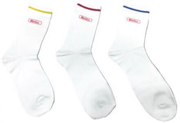 Das Bild zeigt drei weiße Socken, jeweils mit bunten Bündchen: eine mit gelbem, eine mit rotem und eine mit blauem Bündchen. Alle sind leicht gekippt angeordnet.
