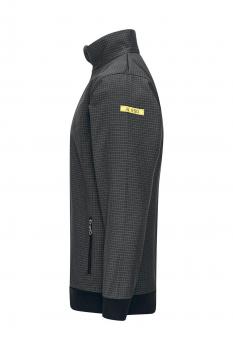 Das Bild zeigt eine graue Jacke mit Stehkragen. Die Jacke hat eine feine Struktur und einen Reißverschluss. Ein gelbes Logo ist an der linken Schulter angebracht. Der Saum ist schwarz.