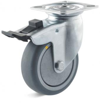 Das Bild zeigt ein einzelnes Rollrad. Es hat einen metallischen Halter mit einer runden, grauen Gummibereifung. An der Seite befindet sich eine Bremsmechanik.