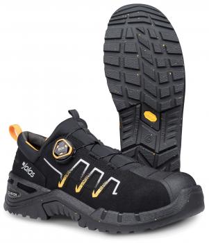 Der Schuh ist schwarz mit grauen und gelben Akzenten. Er hat eine robuste, gestoßene Vorderseite, eine rutschfeste Sohle und ein schnelles Schnürsystem mit einer runden Schnalle.